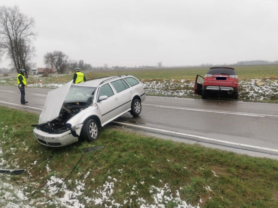 Zderzenie dwóch pojazdów w Makowisku. Cztery osoby w szpitalu! [ZDJĘCIA] - Zdjęcie główne