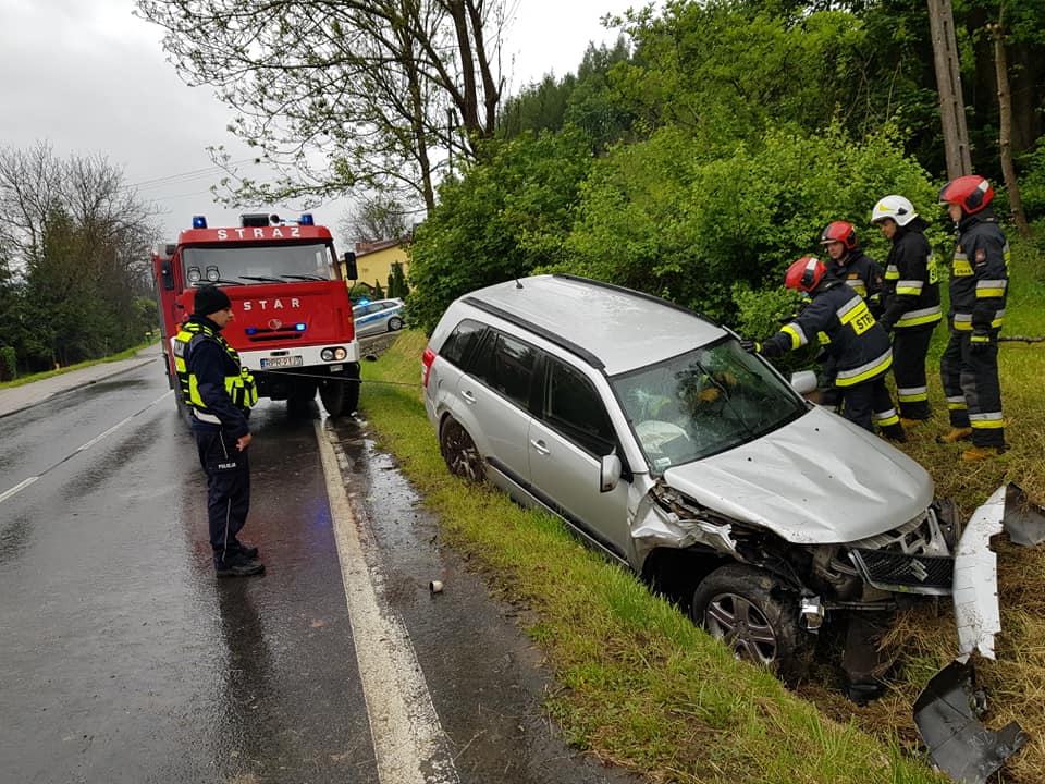 Kierujący suzuki uderzył w przepust i rozbił samochód [FOTO] - Zdjęcie główne