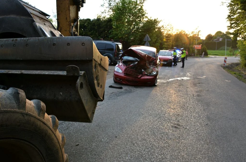 Prowadził koparkę mając prawie 2 promile alkoholu we krwi! Uszkodził dwa pojazdy i motocykl - Zdjęcie główne