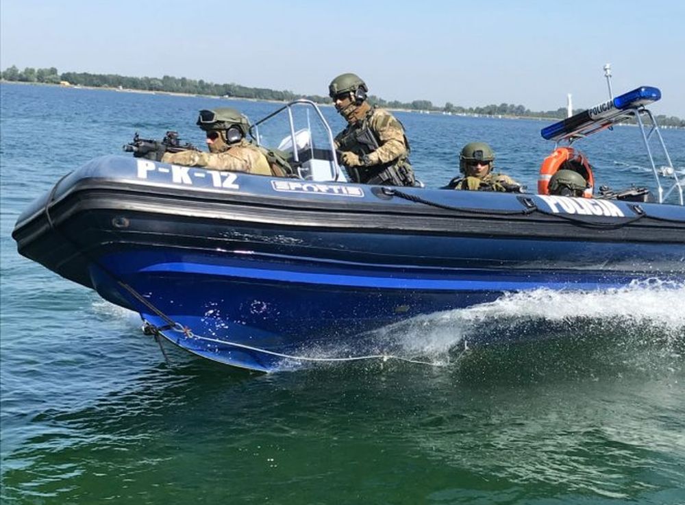 Policyjni kontrterroryści opanowali Jezioro Tarnobrzeskie - Zdjęcie główne