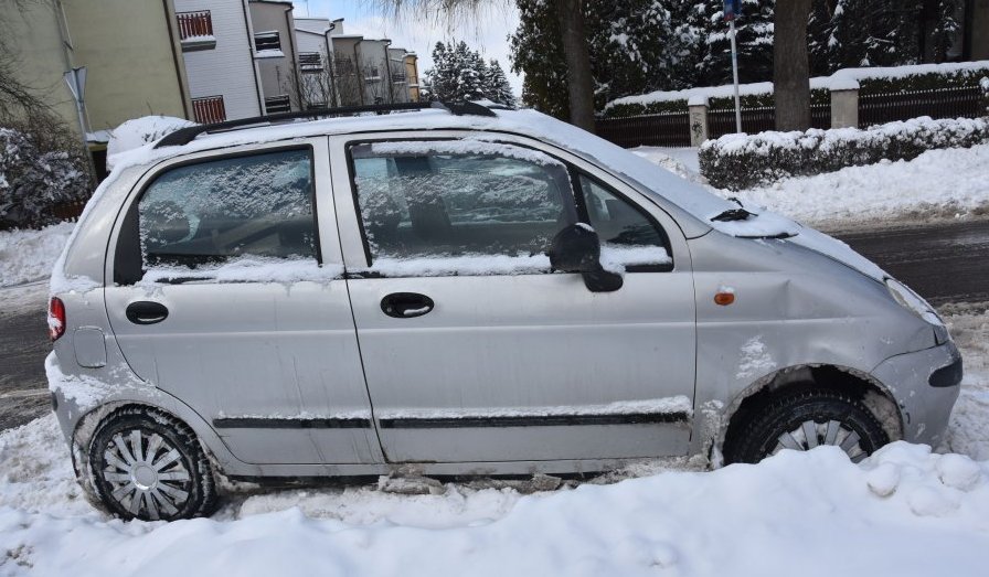 Staranowali drzwi sklepu matizem. Ukradli papierosy i alkohol - Zdjęcie główne