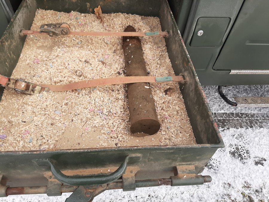 Znaleźli pocisk artyleryjski w lesie [FOTO] - Zdjęcie główne
