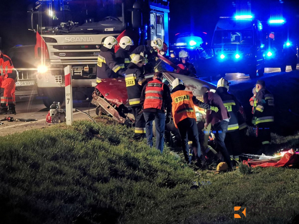 Zderzenie ciężarówki z osobówką. Kierowca zakleszczony w aucie! [FOTO] - Zdjęcie główne