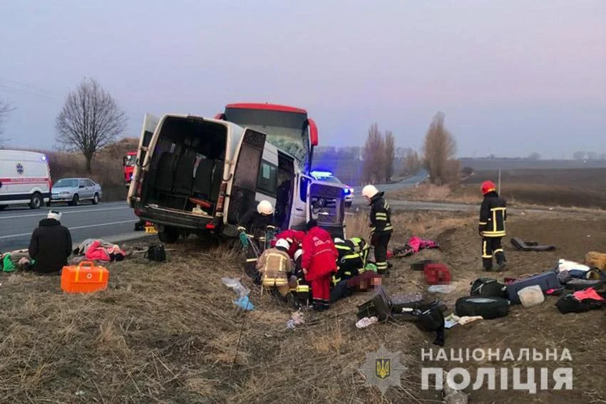Uciekając przed wojną na Ukrainie zginęli w wypadku samochodowym! Siedem osób nie żyje po zderzeniu busa z autobusem! [ZDJĘCIA] - Zdjęcie główne