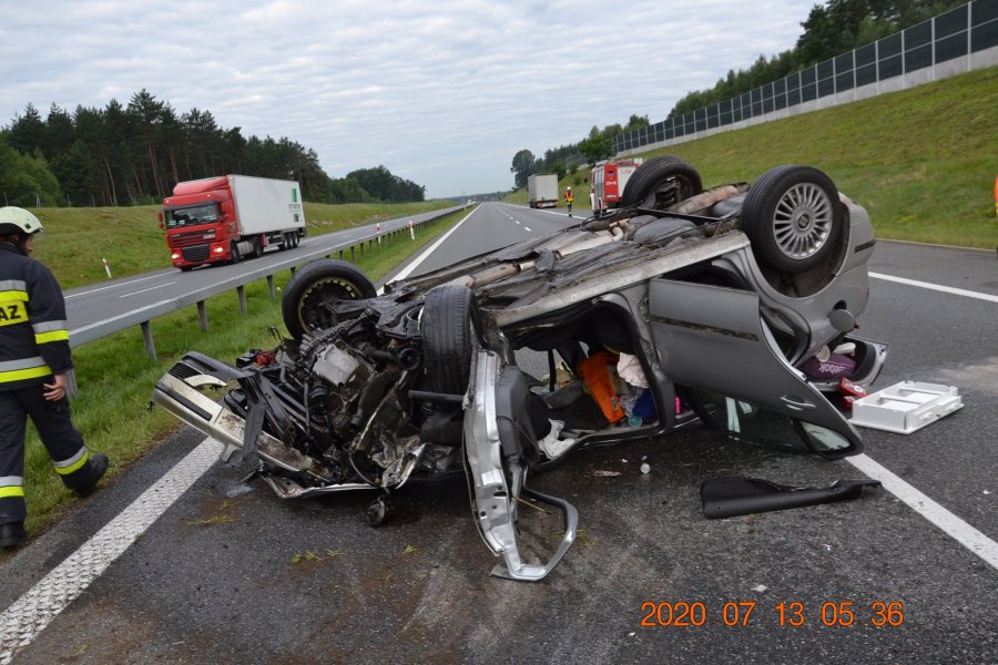 Kierowca zasnął na autostradzie i dachował [FOTO] - Zdjęcie główne