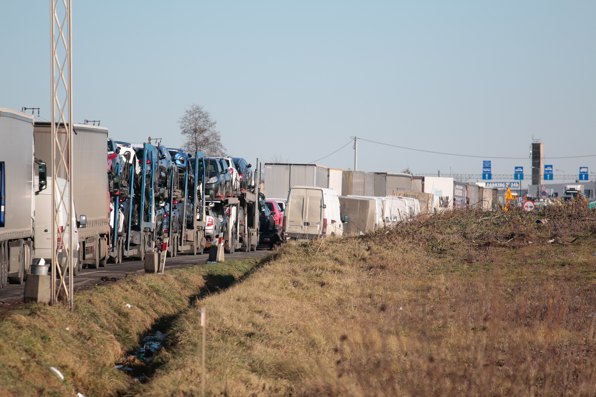 Sznur samochodów czekających na odprawę liczy kilka kilometrów