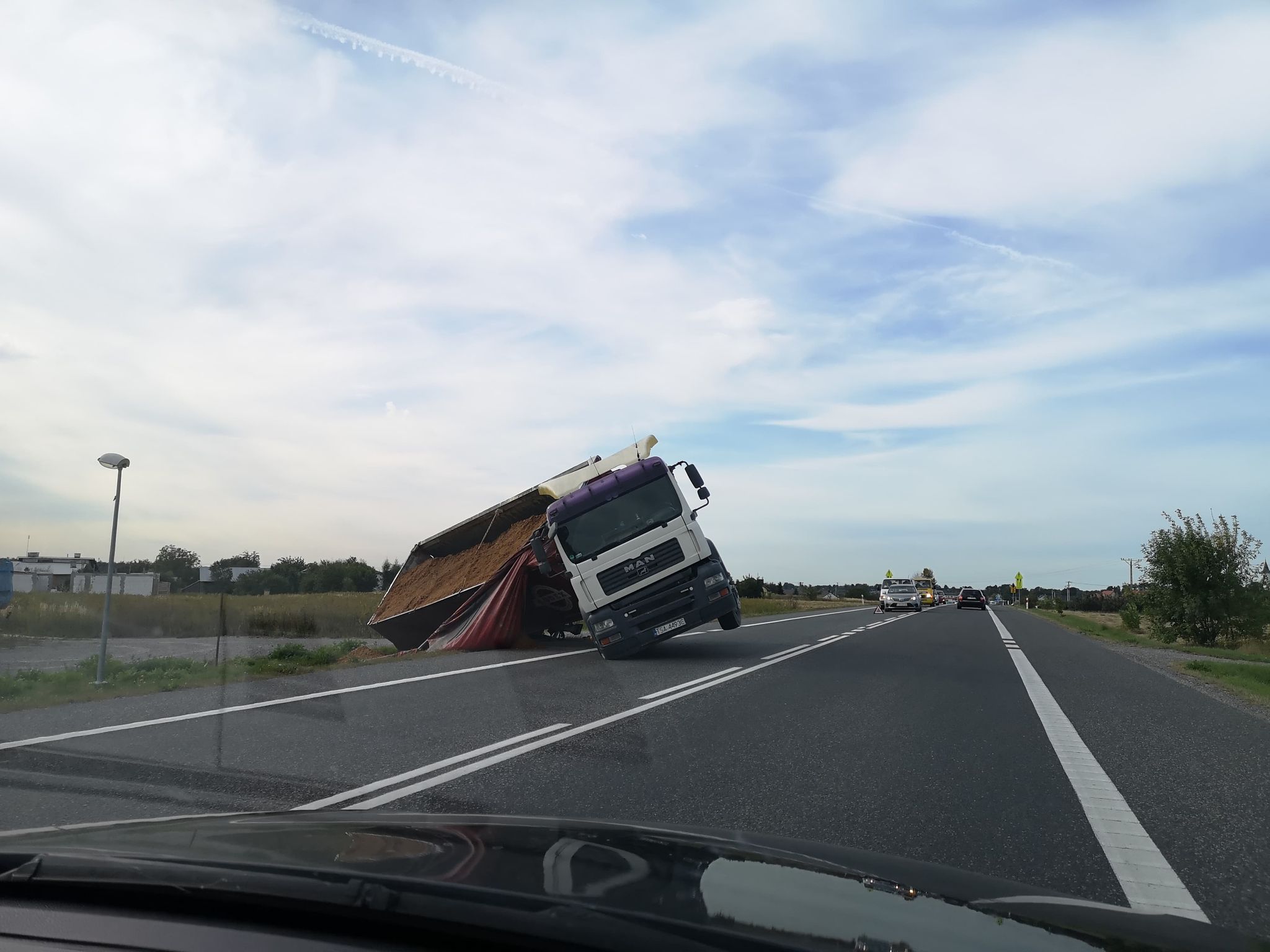 Z OSTATNIEJ CHWILI. TIR z naczepą w rowie [FOTO] - Zdjęcie główne