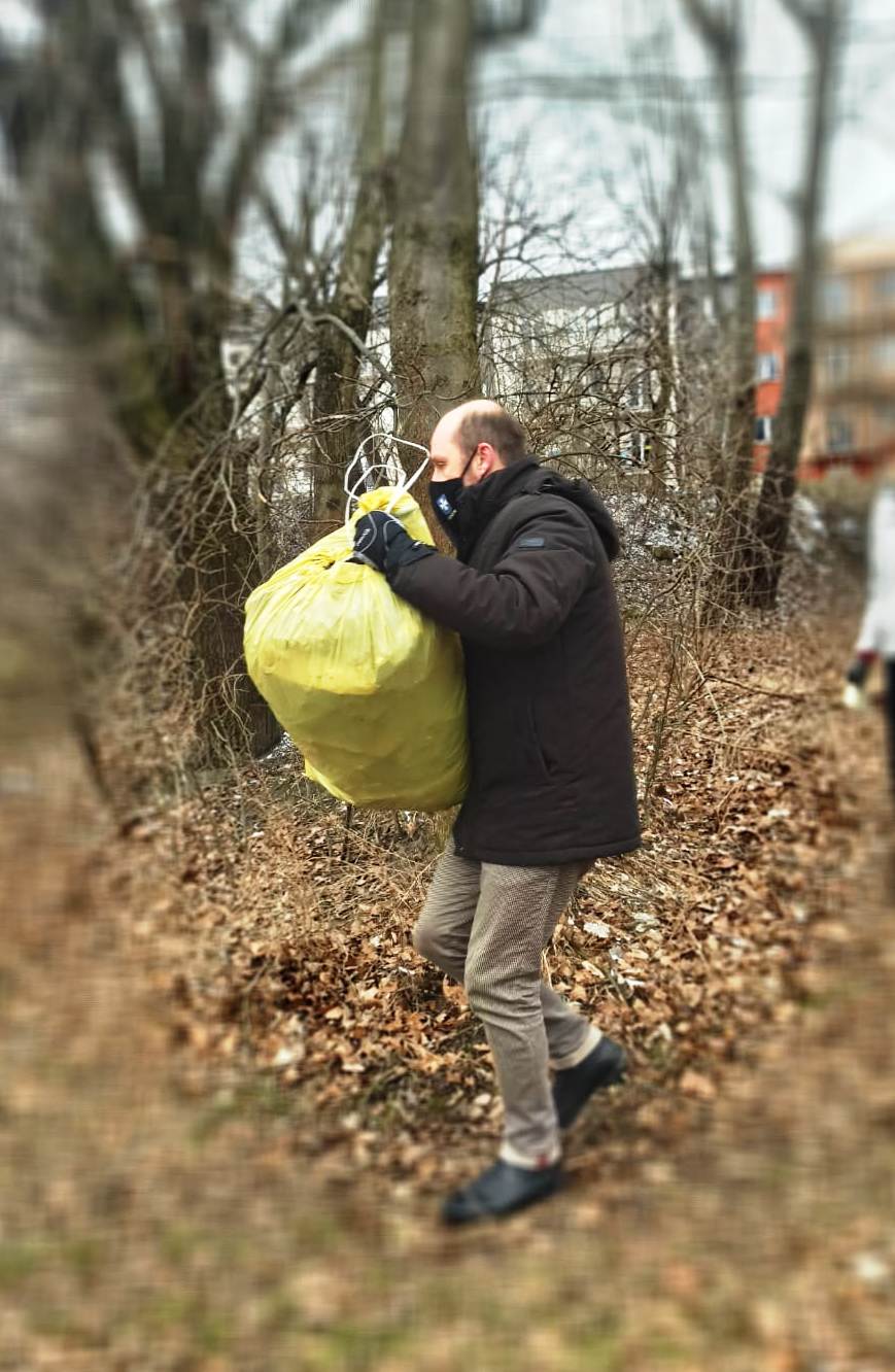 Konrad Fijołek zbiera śmieci nad Wisłokiem