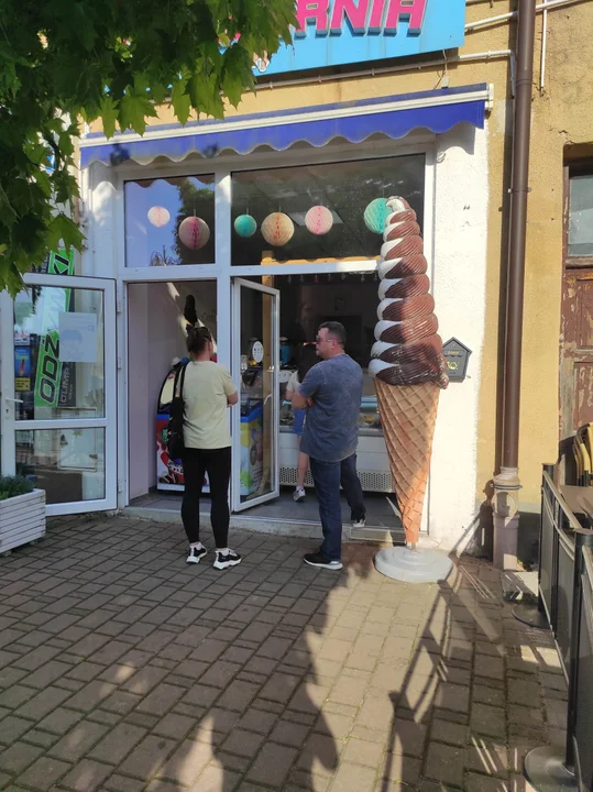 Lodziarnia na Placu Bartosza Głowackiego, gałka: 4,5 zł. Dostępne są także gofry, lody świderki.