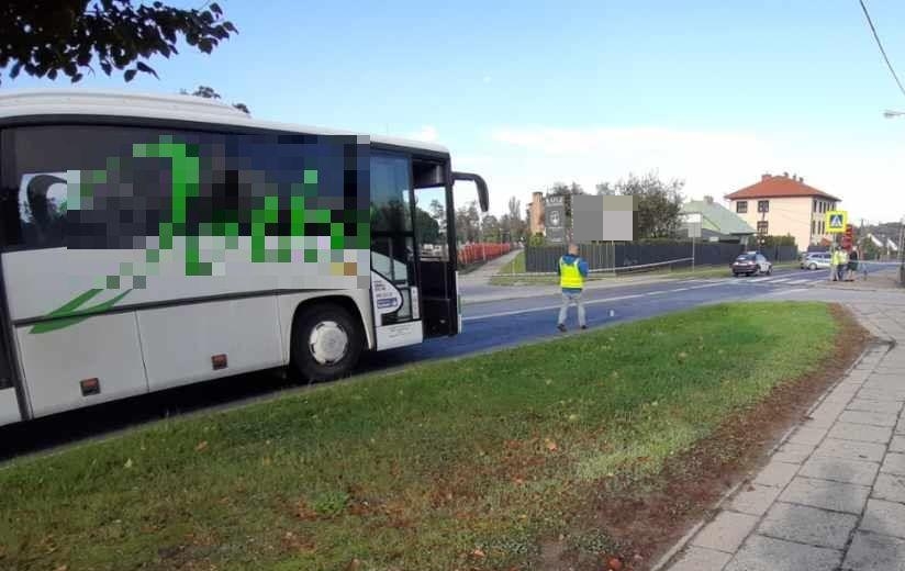 Rowerzysta wjechał pod autobus! - Zdjęcie główne