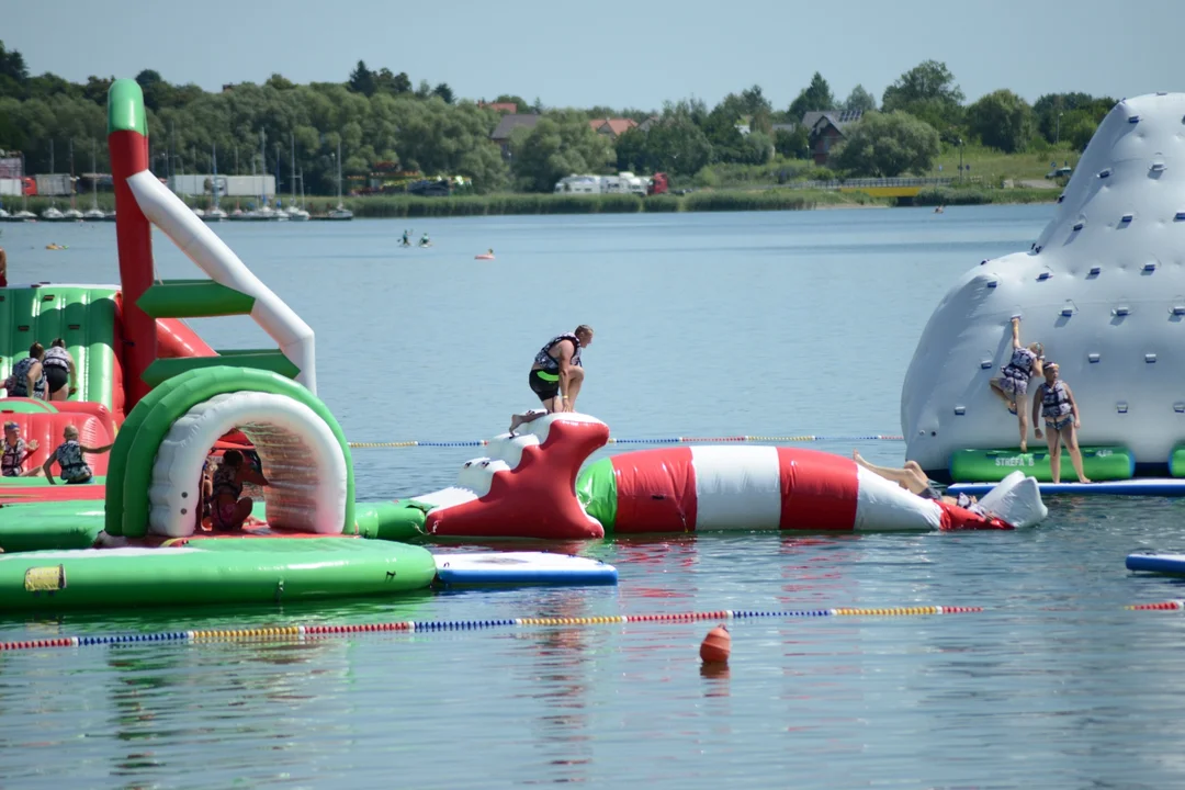 Upalny czwartek. Jezioro Tarnobrzeskie pełne plażowiczów. Przewijaj slajdy.