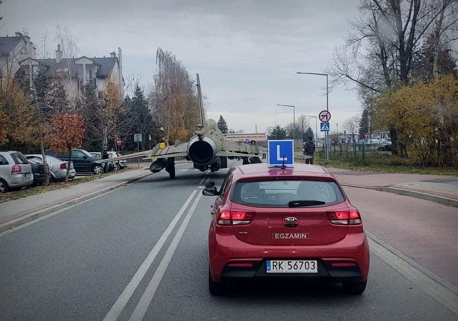 Niespotykana sytuacja w Krośnie. Samolot jechał ulicami miasta - Zdjęcie główne