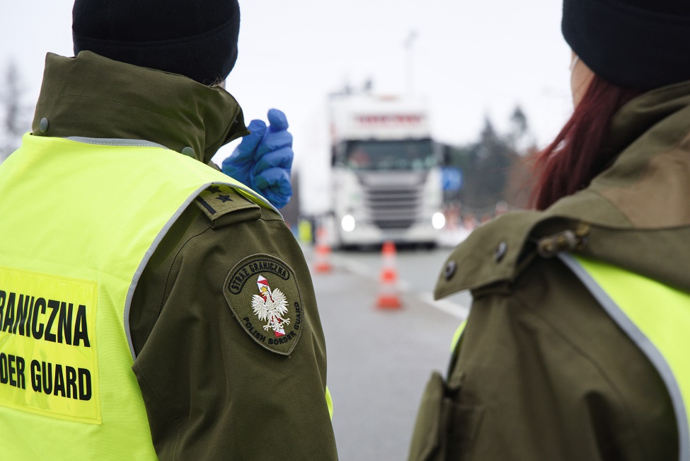 Dukla. Dwóch nielegalnych imigrantów z Afganistanu w naczepie ciężarówki jadącej z Grecji - Zdjęcie główne