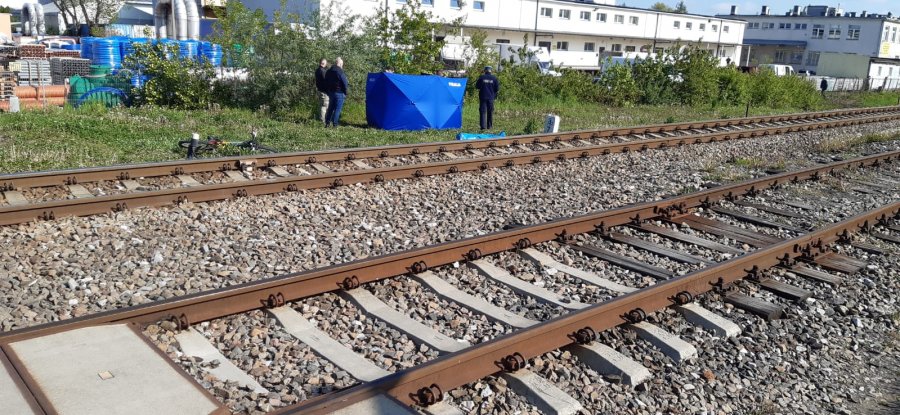 Pociąg potrącił rowerzystę. Mężczyzna zginął na miejscu [FOTO] - Zdjęcie główne