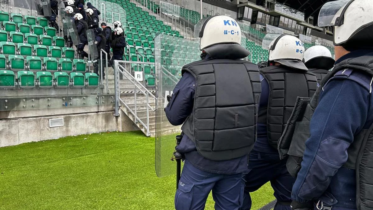 Wielkie ćwiczenia policyjne w Stalowej Woli. Przygotowują się na zamieszki [ZDJĘCIA] - Zdjęcie główne