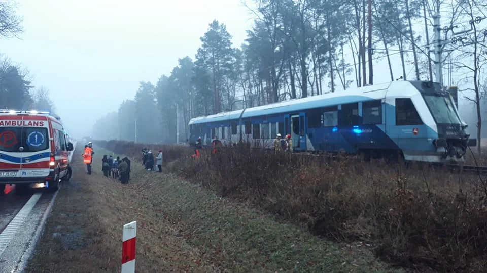 Zderzenie szynobusa z ciężarówką! Trzy osoby ranne! [AKTUALIZACJA, MAPA, ZDJĘCIA] - Zdjęcie główne