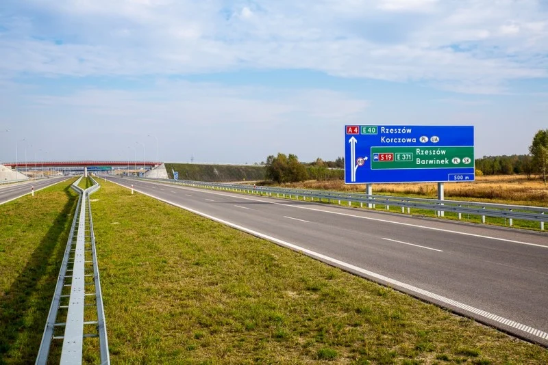 Gigantyczny korek na podkarpackim odcinku autostrady A4. Służby drogowe montują bramki! [MAPA] - Zdjęcie główne