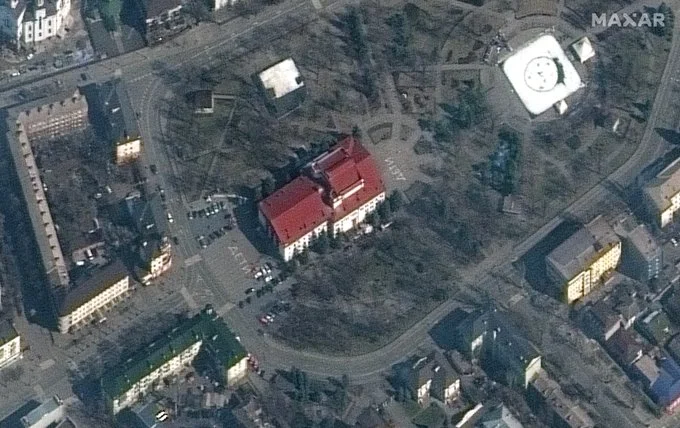 Zrzucono bombę na Teatr Dramatyczny w Mariupolu! W środku ukrywali się cywile! Schron ocalał [WIDEO, AKTUALIZACJA] - Zdjęcie główne