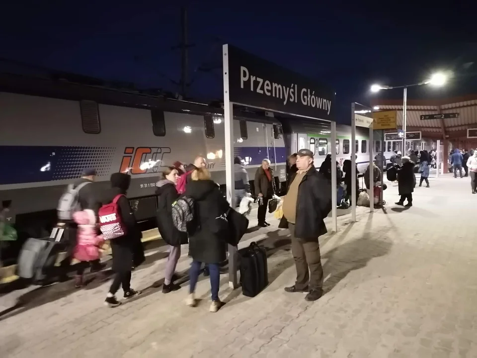 Uciekają przed wojną. Kolejni uchodźcy z Ukrainy dotarli do Przemyśla [ZDJĘCIA] - Zdjęcie główne