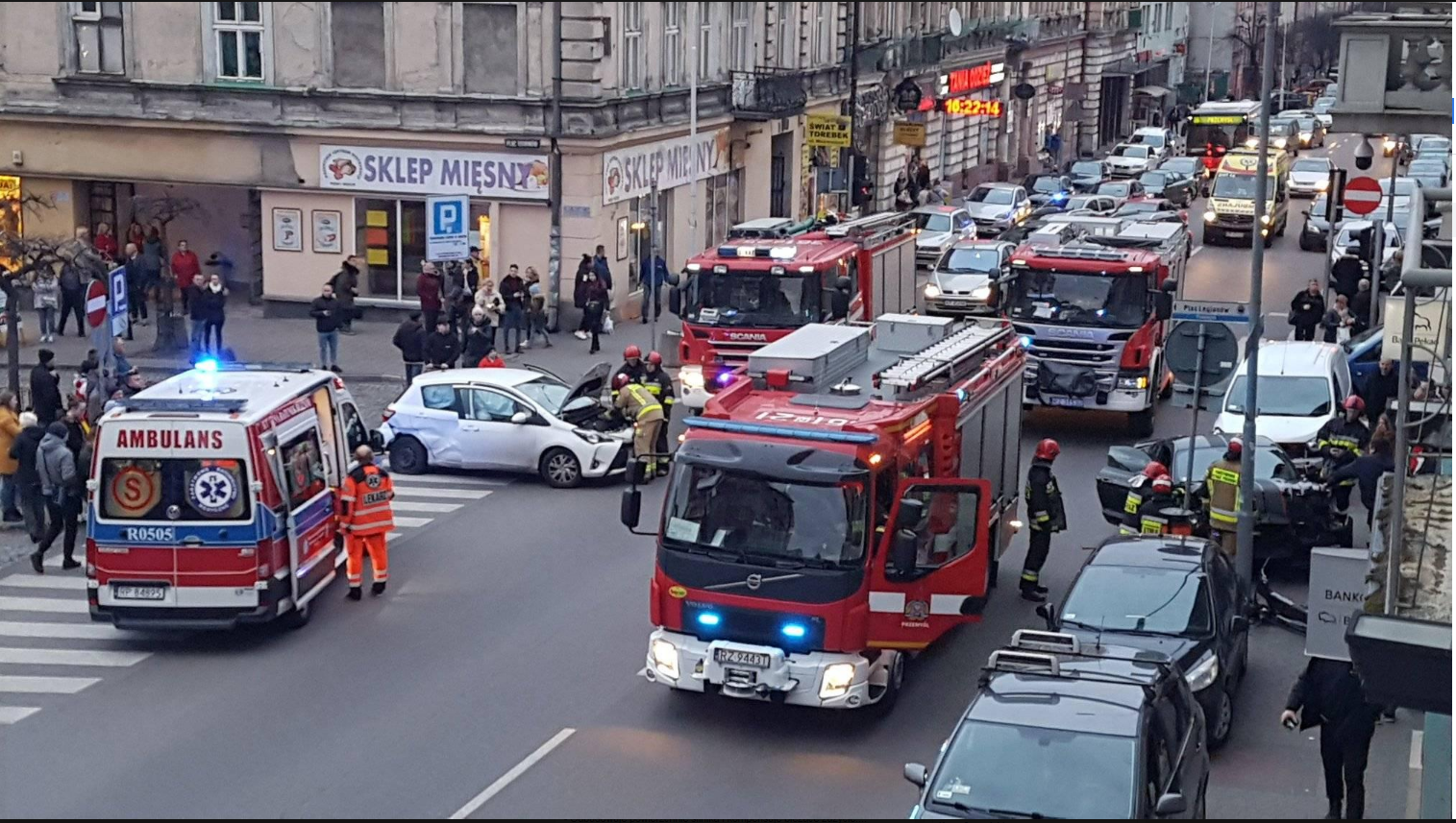 BLOKADA w centrum miasta. Był wypadek. Ranna kobieta - Zdjęcie główne