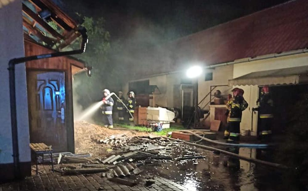 Zapaliła się "letnia kuchnia" Strażacy ratowali dom - Zdjęcie główne