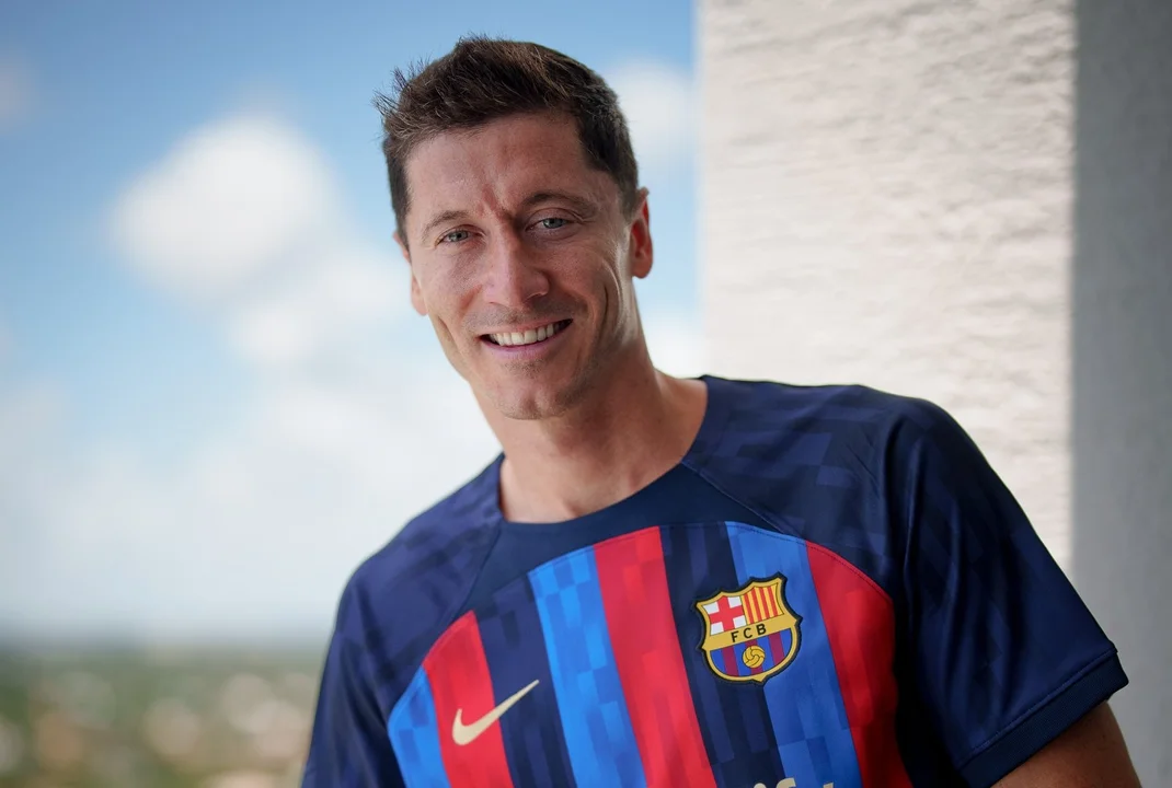 Robert Lewandowski powitany przez kibiców FC Barcelony. Kiedy i gdzie możesz oglądać prezentację "RL9" na Camp Nou? - Zdjęcie główne