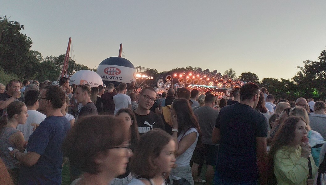 Wakacyjna Trasa Dwójki. Takich tłumów Rzeszów dawno nie widział [FILMY FOTO] - Zdjęcie główne
