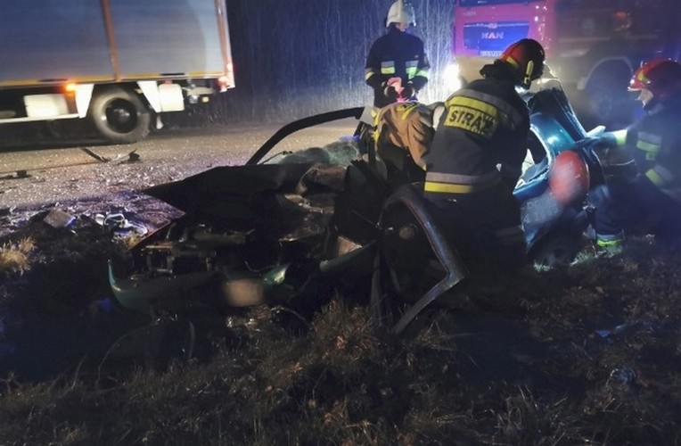 Czołówka i dachowanie. 2 osoby zginęły, 4 walczą o życie [FOTO] - Zdjęcie główne