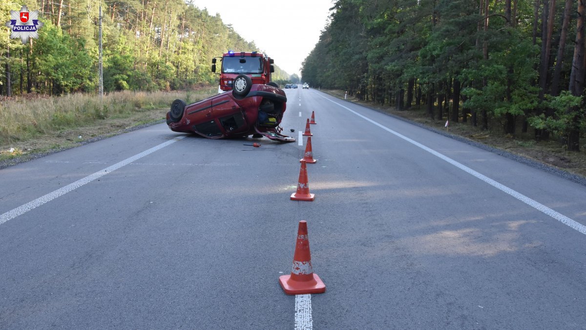Niebezpieczne dachowanie. Jedna osoba ranna - Zdjęcie główne