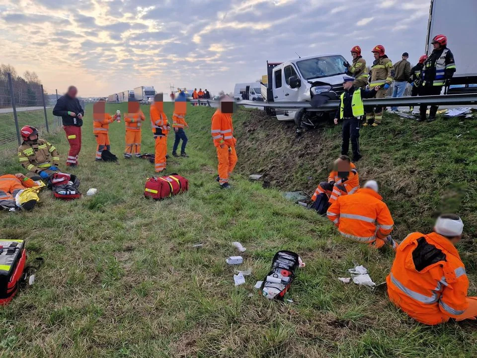 Poważny wypadek na autostradzie A4! Na pasie awaryjnym stały dwa busy, ciężarówka wjechała w te pojazdy! Osiem osób w szpitalu! To mieszkańcy Podkarpacia [NOWE ZDJĘCIA, MAPA, AKTUALIZACJA] - Zdjęcie główne