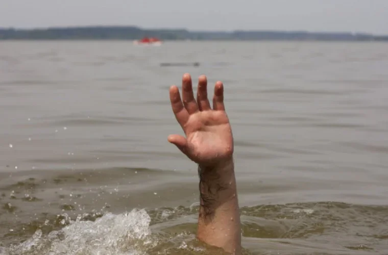 Tragedia nad wodą. Utonął w ciszy, w tłumie ludzi. Jak ratować osobę tonącą? - Zdjęcie główne