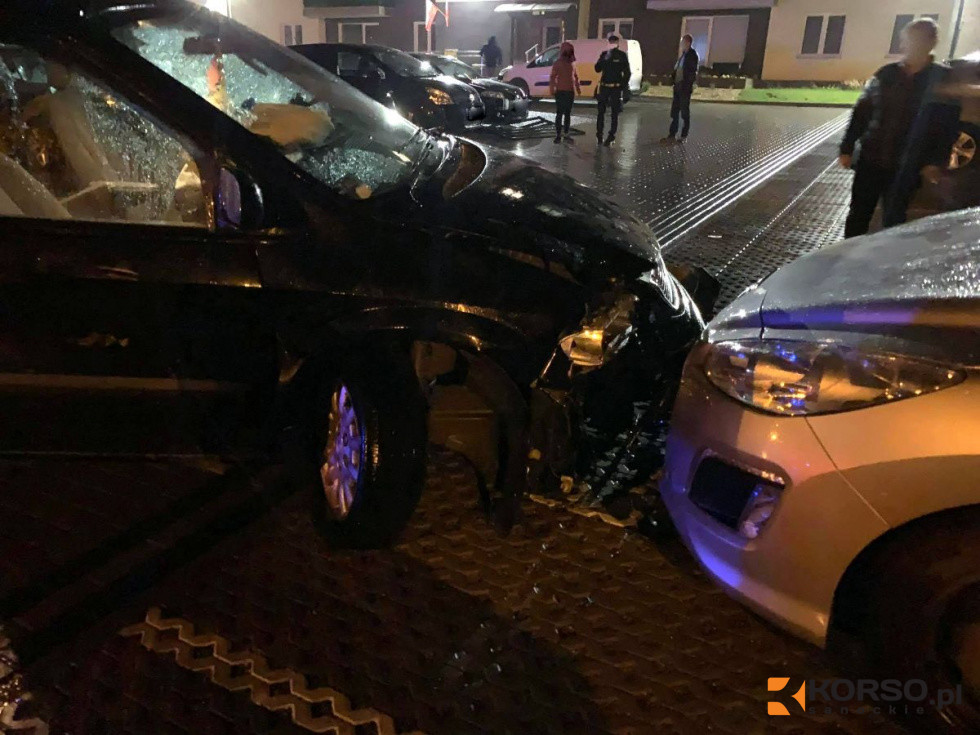 SANOK. Jadąc pod wpływem staranował ogrodzenie i zniszczył auta na parkingu [FOTO] - Zdjęcie główne