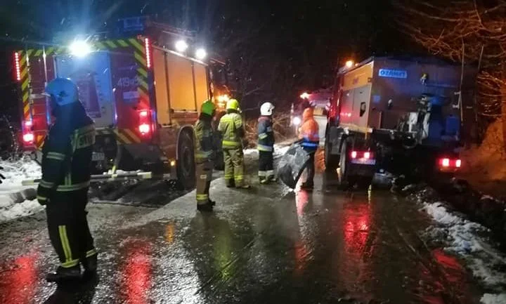 Wypadek w Wesołej. Zderzenie dwóch pojazdów, a piaskarka wylądowała w rowie!  - Zdjęcie główne