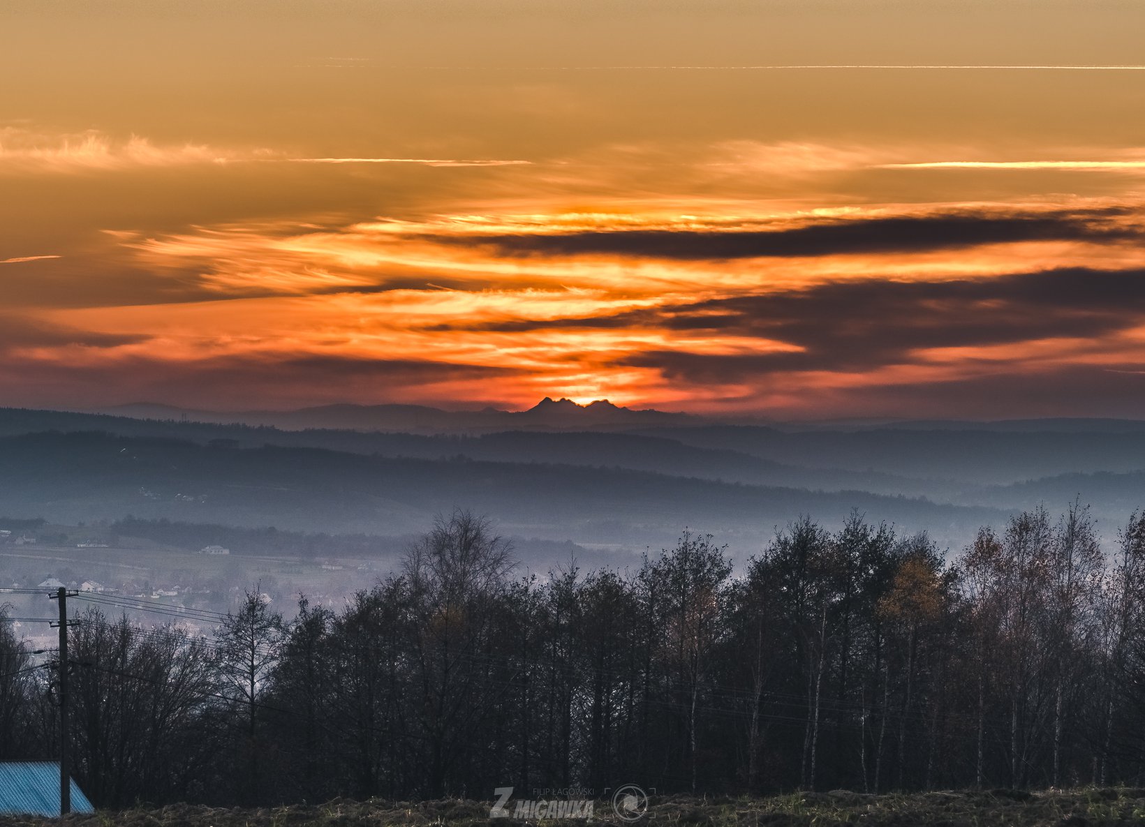 Tatry widziane z Podkarpacia. Genialne ujęcie o zachodzie słońca! - Zdjęcie główne