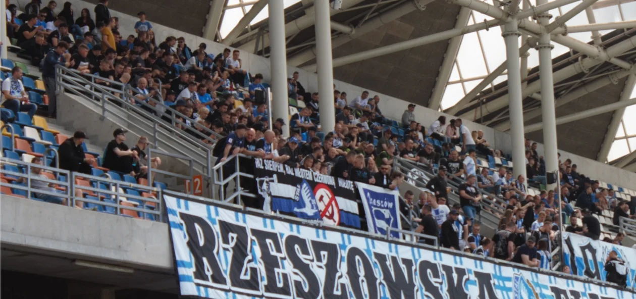 Stal Rzeszów - Motor Lublin. 2428 osób na trybunach.