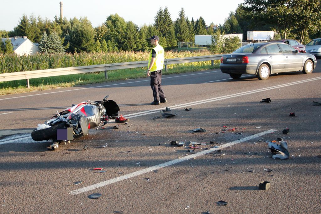 Motocyklista uderzył w autobus i osobówkę. Jednocześnie [FOTO | AKTUALIZACJA] - Zdjęcie główne