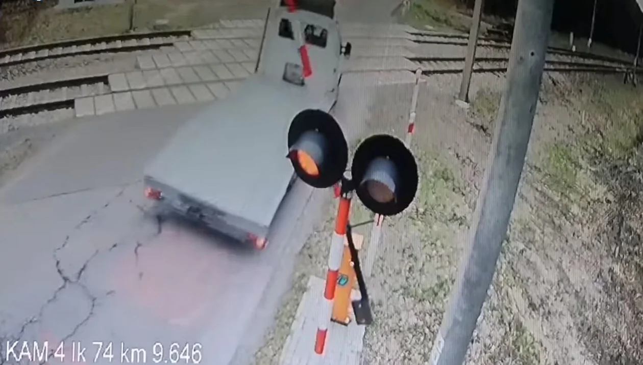Kierowca ciężarówki wjeżdża pod zamykający się szlaban! To mogło skończy się kolejną tragedią na przejeździe kolejowym! Zobacz nagranie - Zdjęcie główne