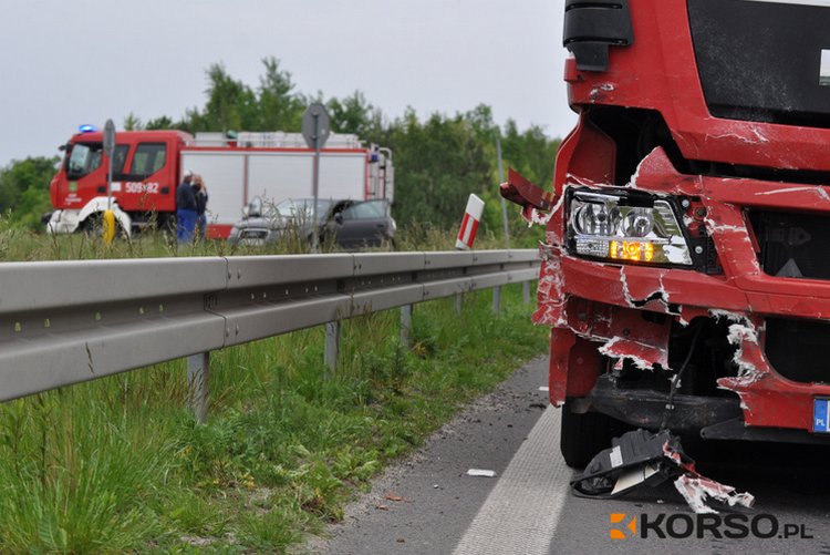 Dwie osoby w szpitalu po zderzeniu tira z osobówką - Zdjęcie główne