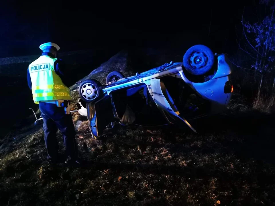 Dachowanie w kanale z wodą w Krawcach! Jakie są nowe informacje o stanie zdrowia poszkodowanego? [ZDJĘCIA] - Zdjęcie główne