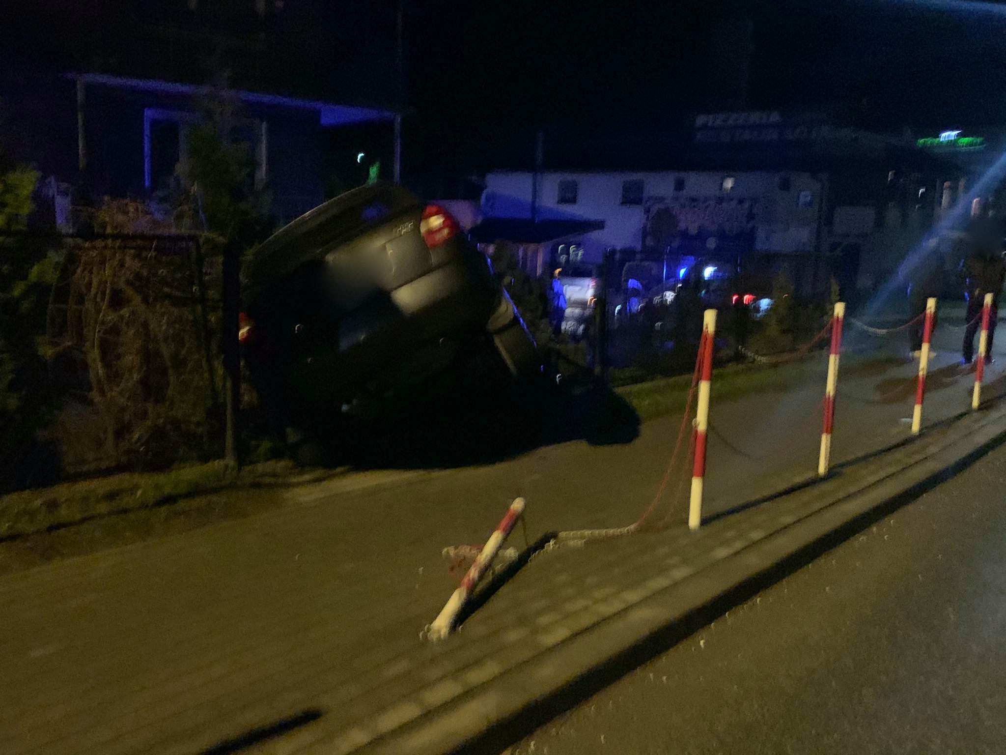 Wypadł ze skrętu i uderzył w ogrodzenie - Zdjęcie główne