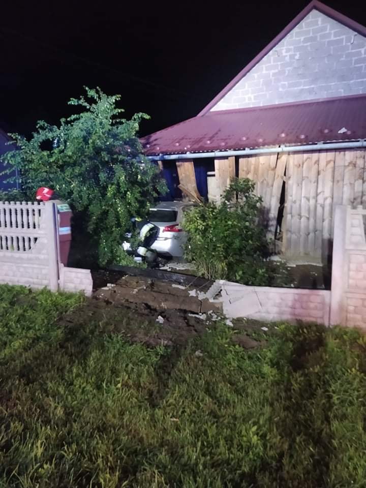 Auto wjechało w budynek gospodarczy