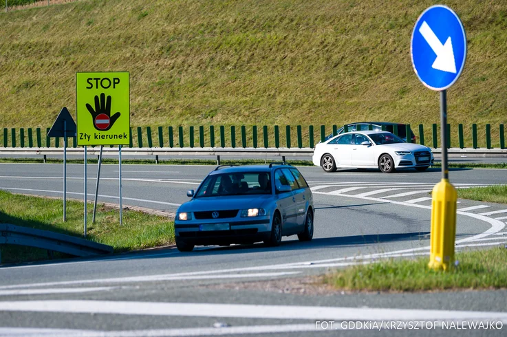 GDDKiA zwiększa liczbę tablic "STOP/Zły kierunek". Sprawdzamy, gdzie zostaną postawione - Zdjęcie główne