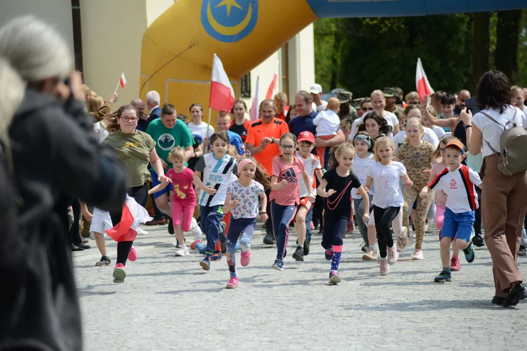 Bieg "Dzieci dla Niepodległej. Konstytucja 3 Maja" w Tarnobrzegu razem z żołnierzami ze Stanów Zjednoczonych. Zobacz zdjęcia - Zdjęcie główne