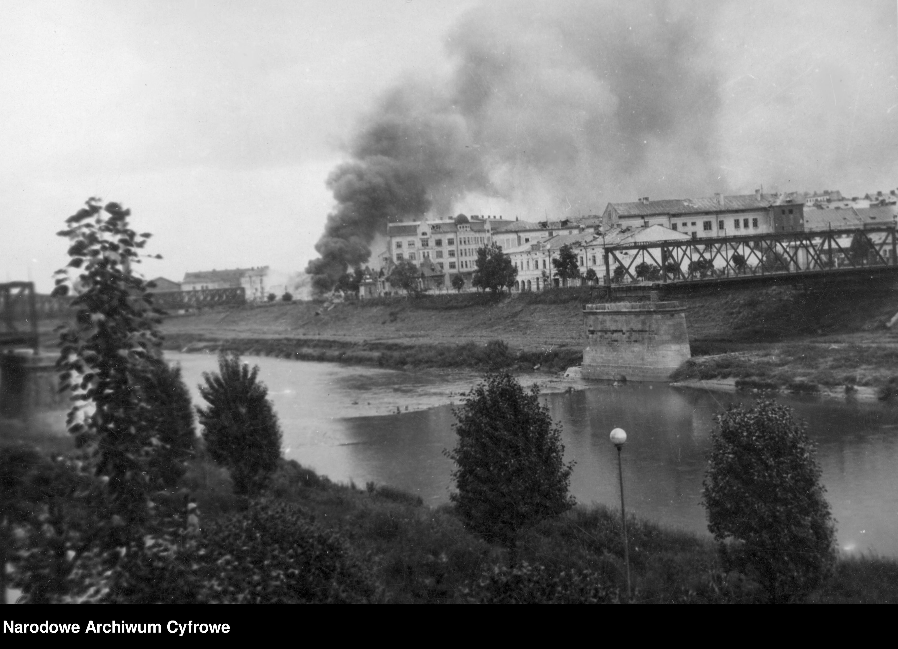 Płonące budynki nad Sanem - 1941 rok