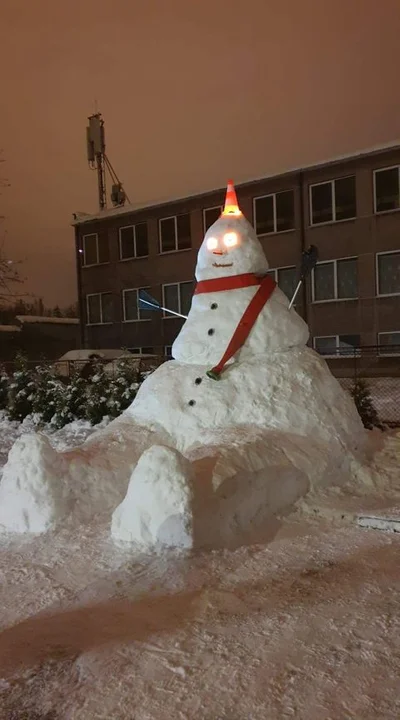 Gigantyczny bałwan strażaków z OSP Stalowa Wola