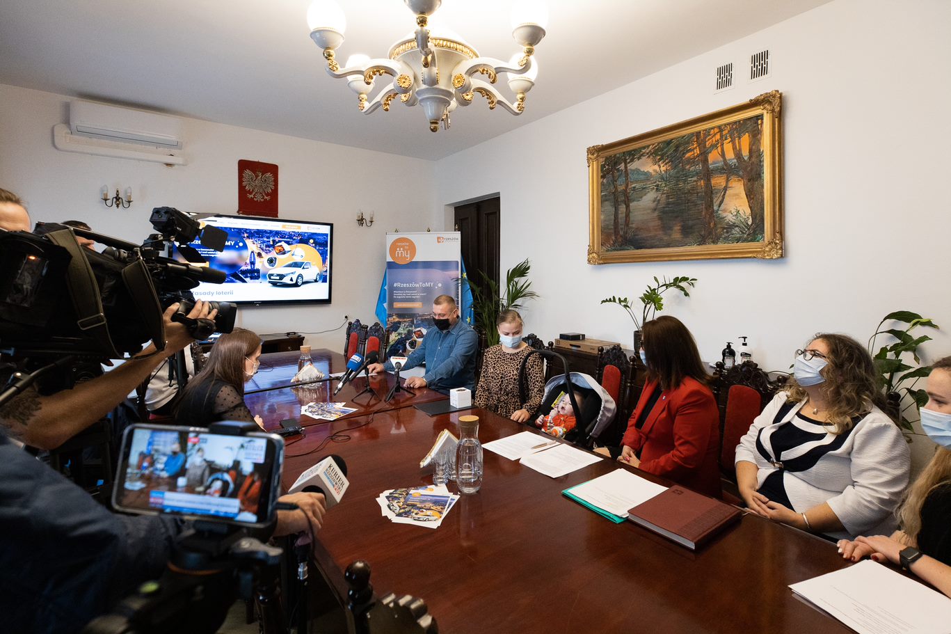 W rzeszowskim ratuszu wręczono pierwsze nagrody w tegorocznej edycji loterii meldunkowej.