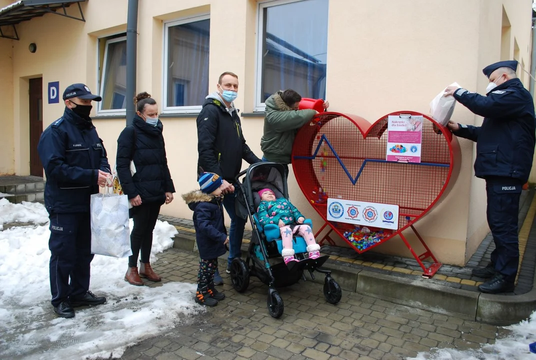 Rzeszowska policja włącza się w pomoc dla małej Emilki. Przy Komendzie Miejskiej Policji na ul. Jagiellońskiej stanęło serce na nakrętki [ZDJĘCIA] - Zdjęcie główne