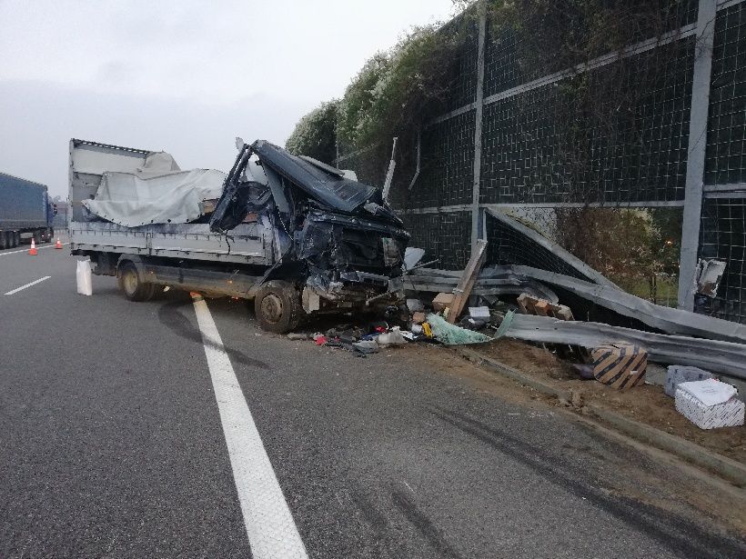 Zderzenie samochodu osobowego z ciężarówką. Autostrada A4 w kierunku Rzeszowa była zablokowana! [AKTUALIZACJA] - Zdjęcie główne