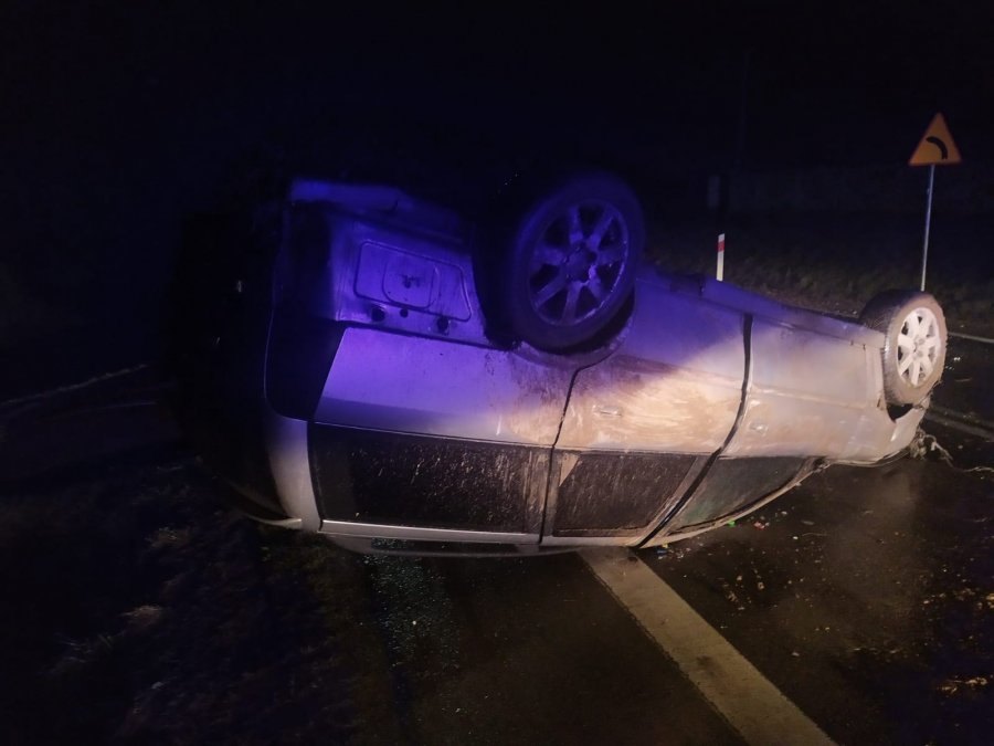 Pijany kierowca dachował. Po wypadku wyszedł przez okno jakby nic się nie stało [FOTO] - Zdjęcie główne
