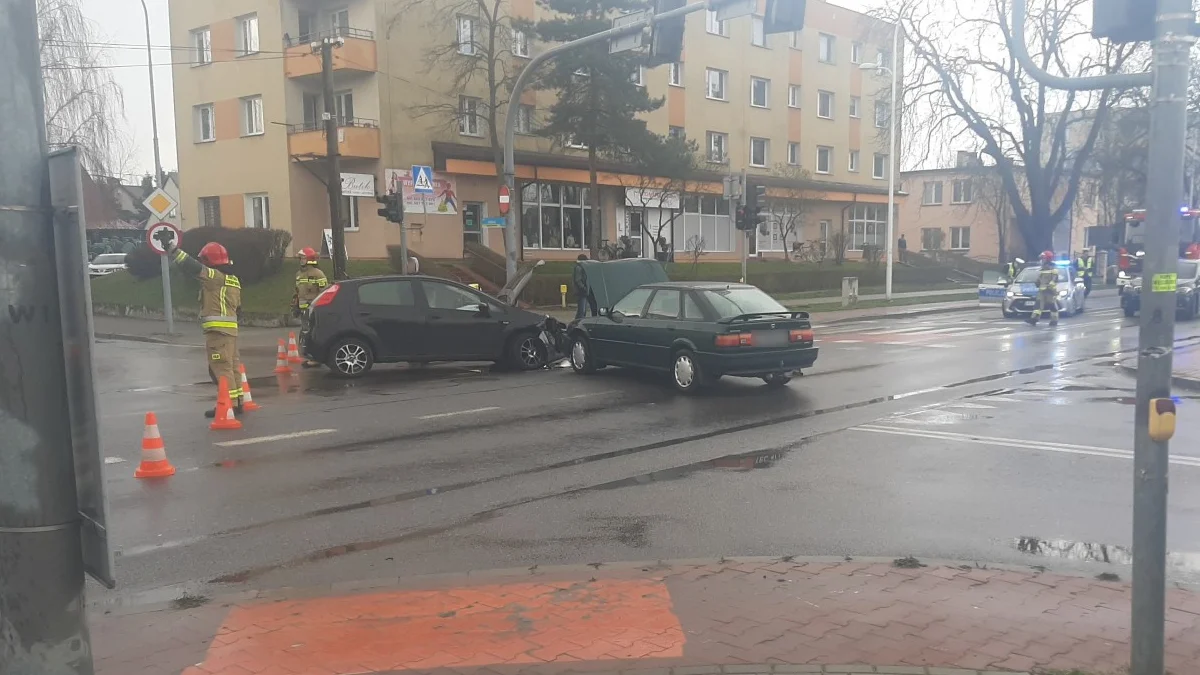 Zderzenie tuż przy centrum Tarnobrzega. Jedna osoba ranna [ZDJĘCIA] - Zdjęcie główne